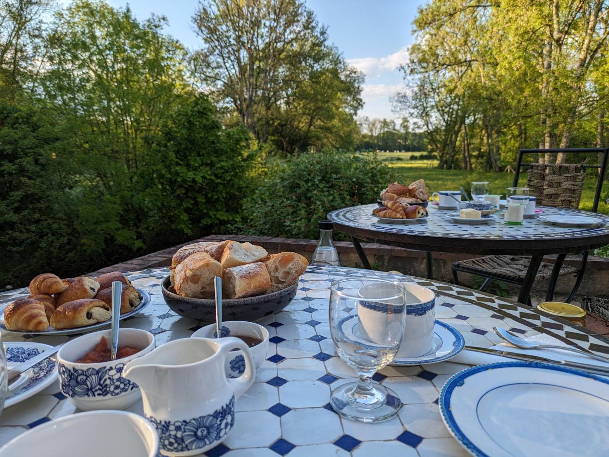 Le Moulin Grenon Bed & Breakfast Mezilles Exterior photo